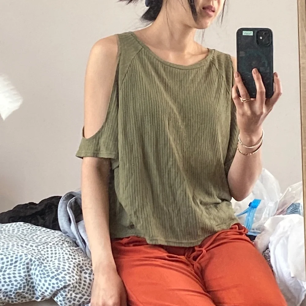 H&M Open Shoulder Top - Picture 3 of 5